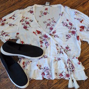 XL AMERICAN RAG CIE White w/flowers short ruffle sleeve flowy v-neck blouse